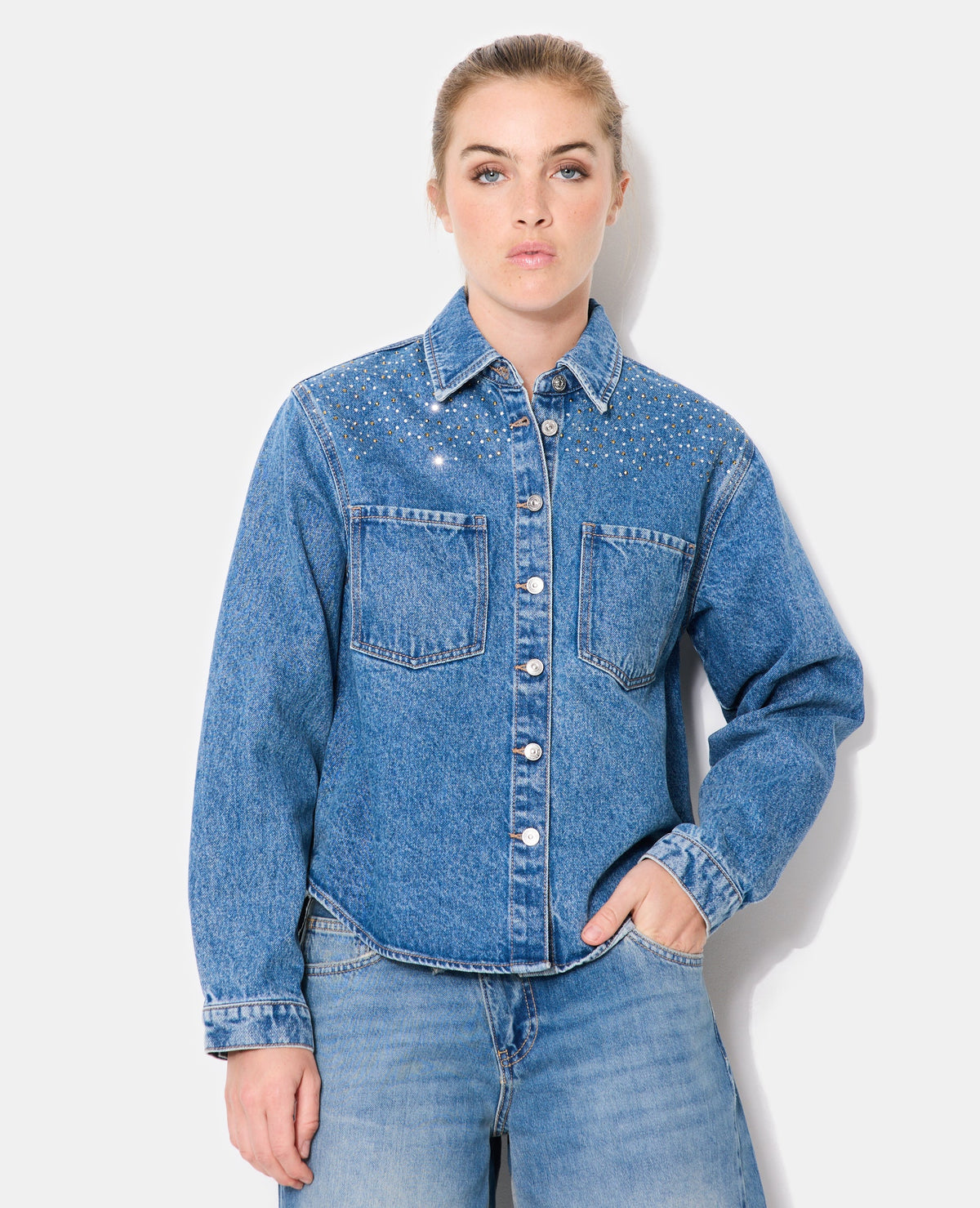 Chemise en jean avec strass dorés et blancs
