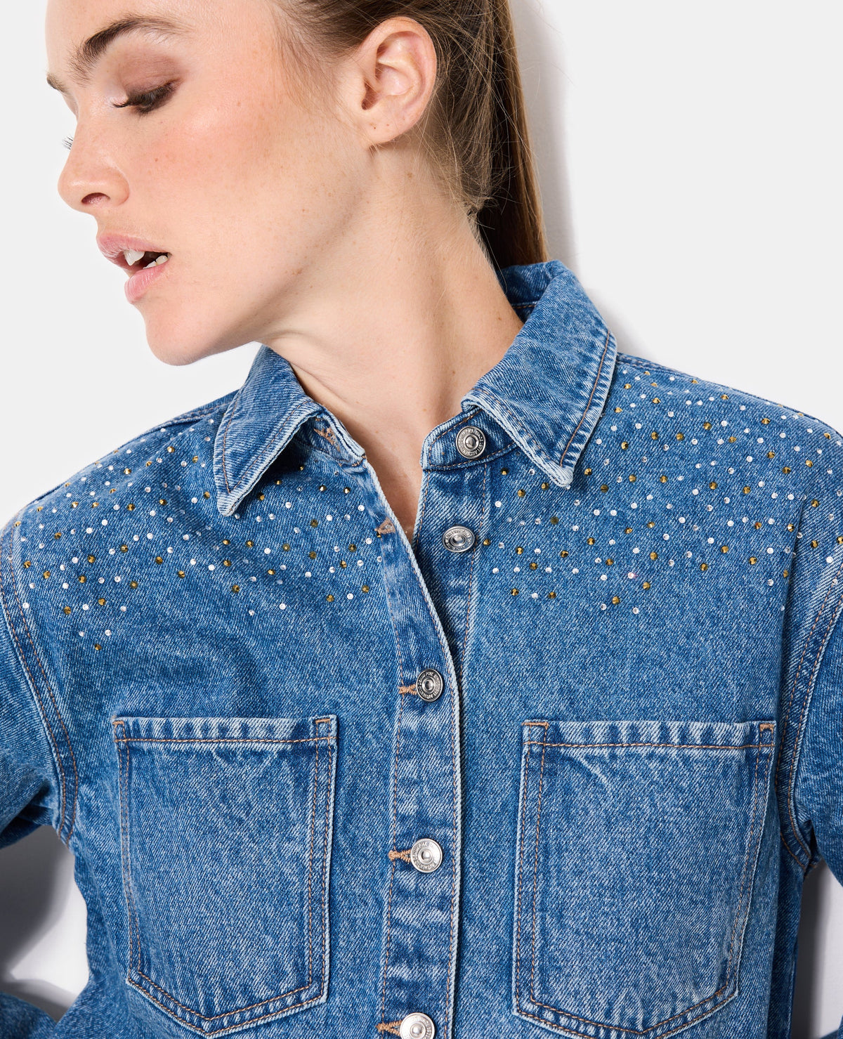 Chemise en jean avec strass dorés et blancs
