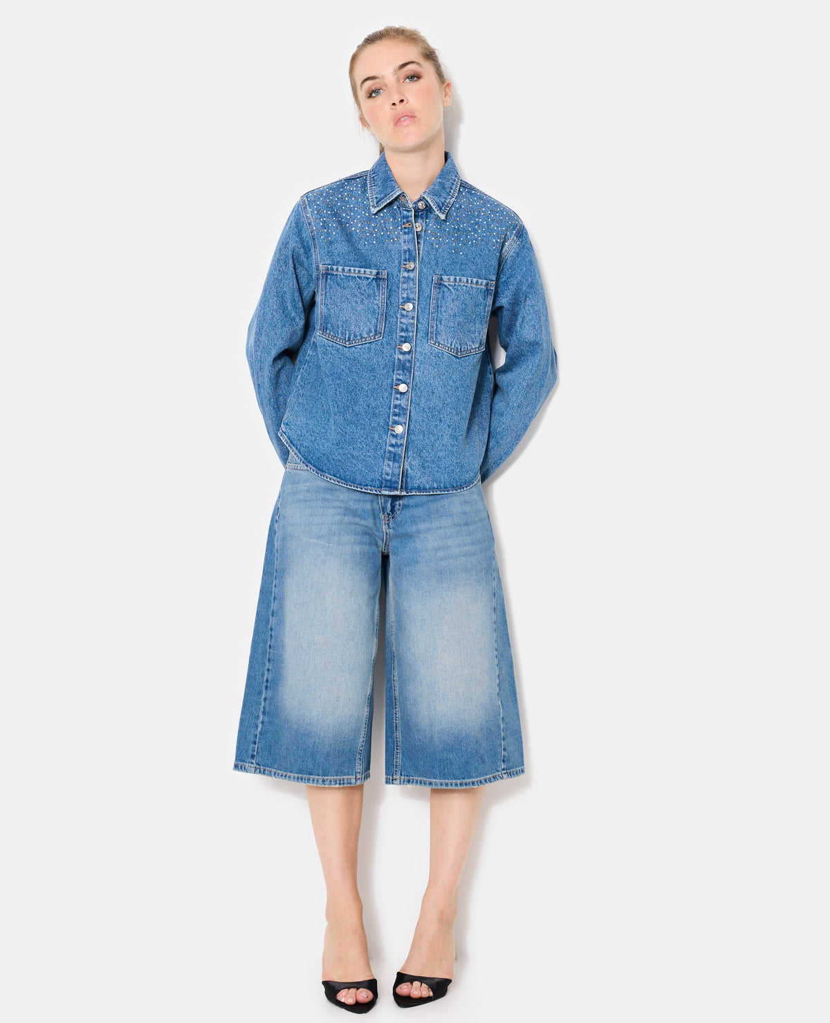 Chemise en jean avec strass dorés et blancs