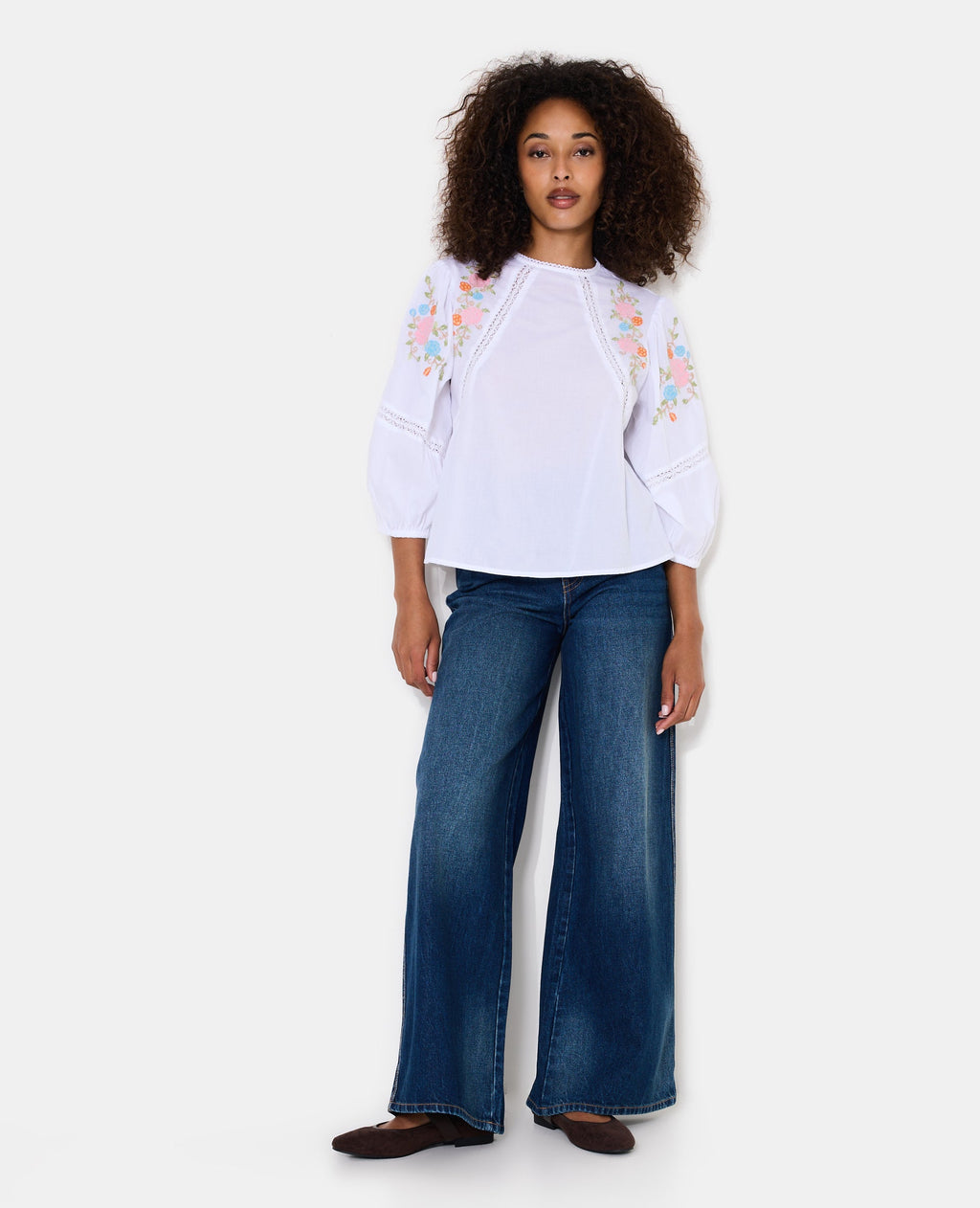 Blouse manches ballons avec broderies et dentelle