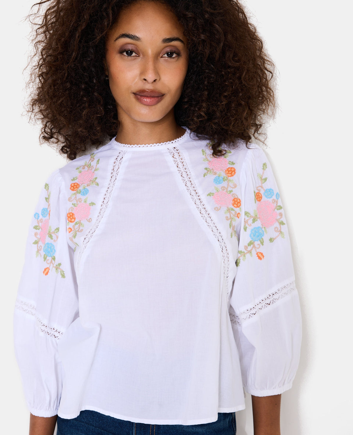 Blouse manches ballons avec broderies et dentelle