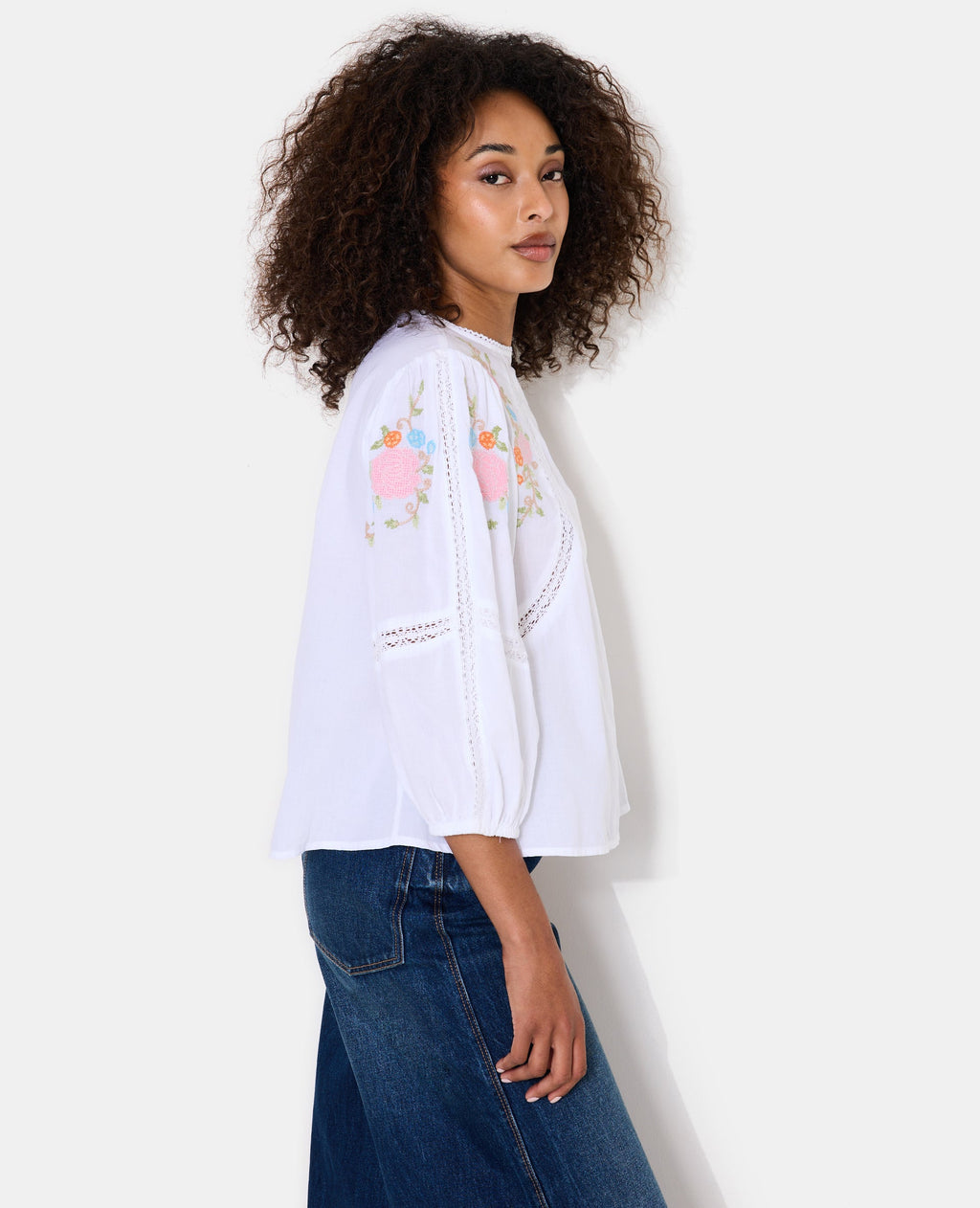 Blouse manches ballons avec broderies et dentelle