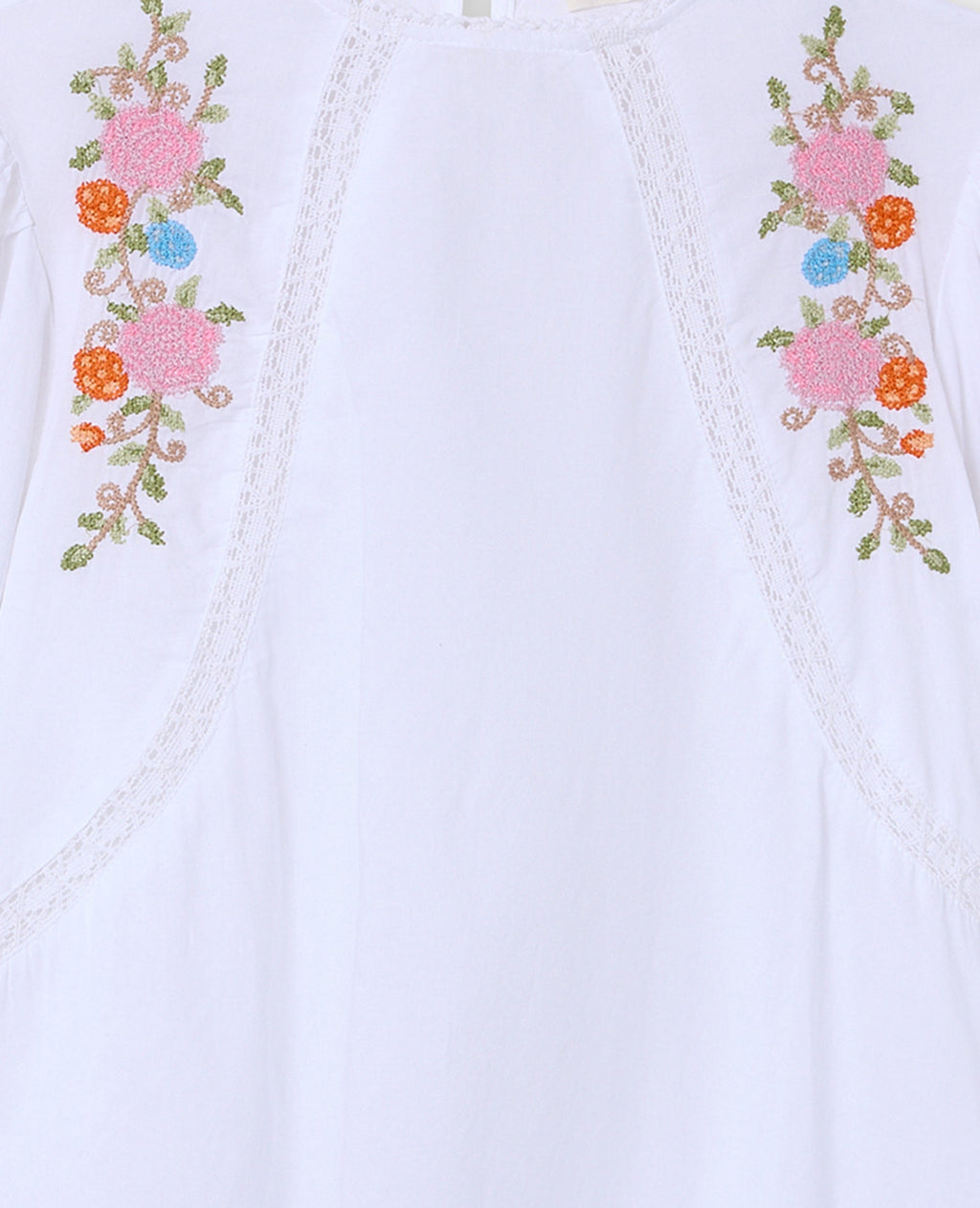 Blouse manches ballons avec broderies et dentelle