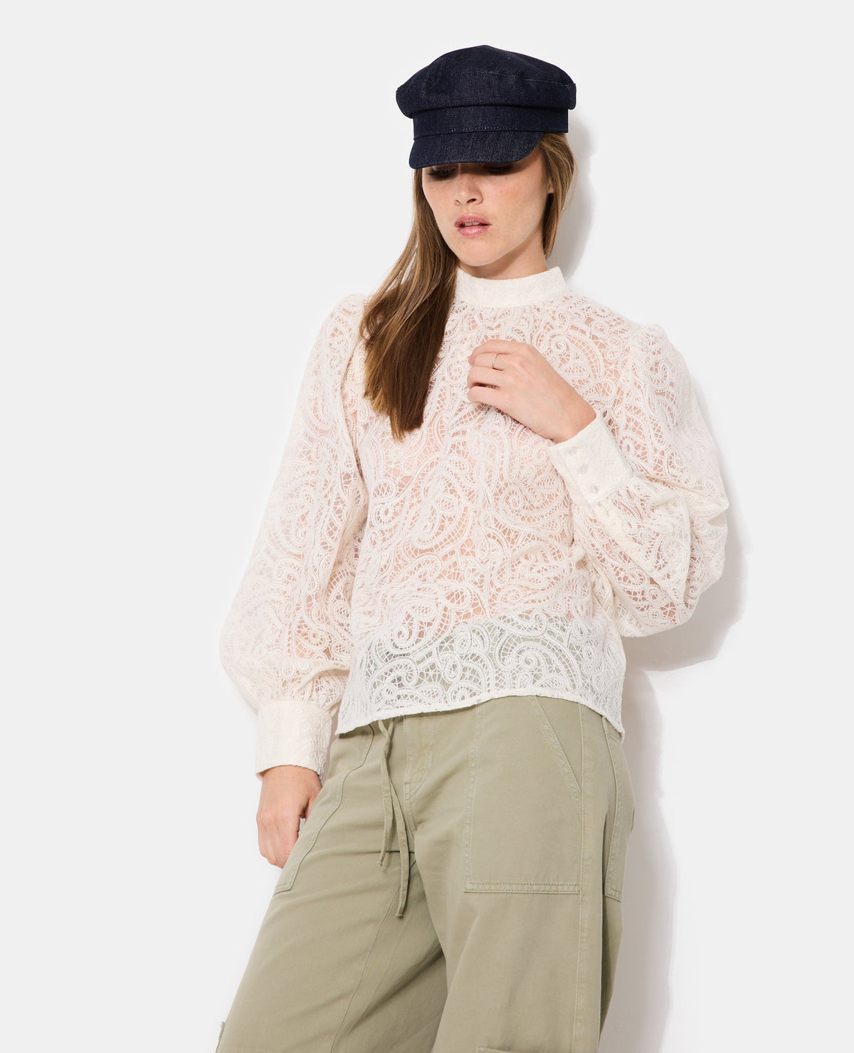 Blouse tissu transparent avec broderies effet dentelle