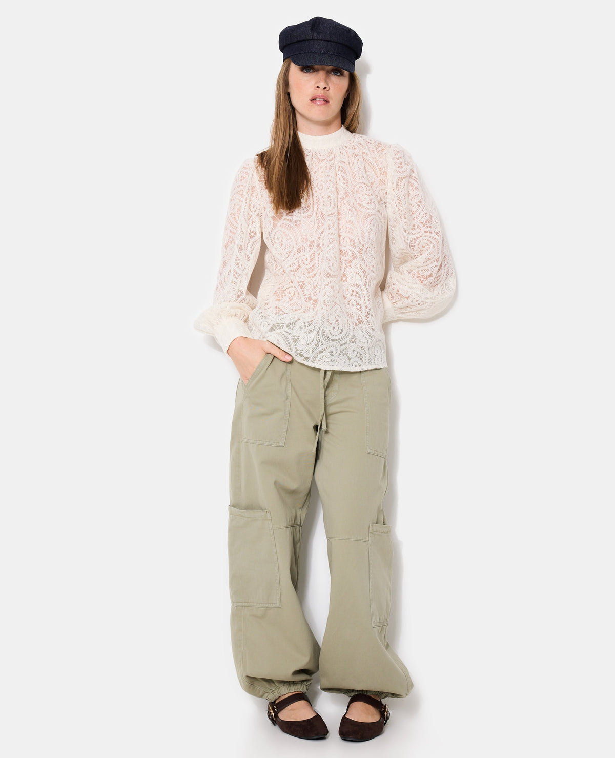 Blouse tissu transparent avec broderies effet dentelle