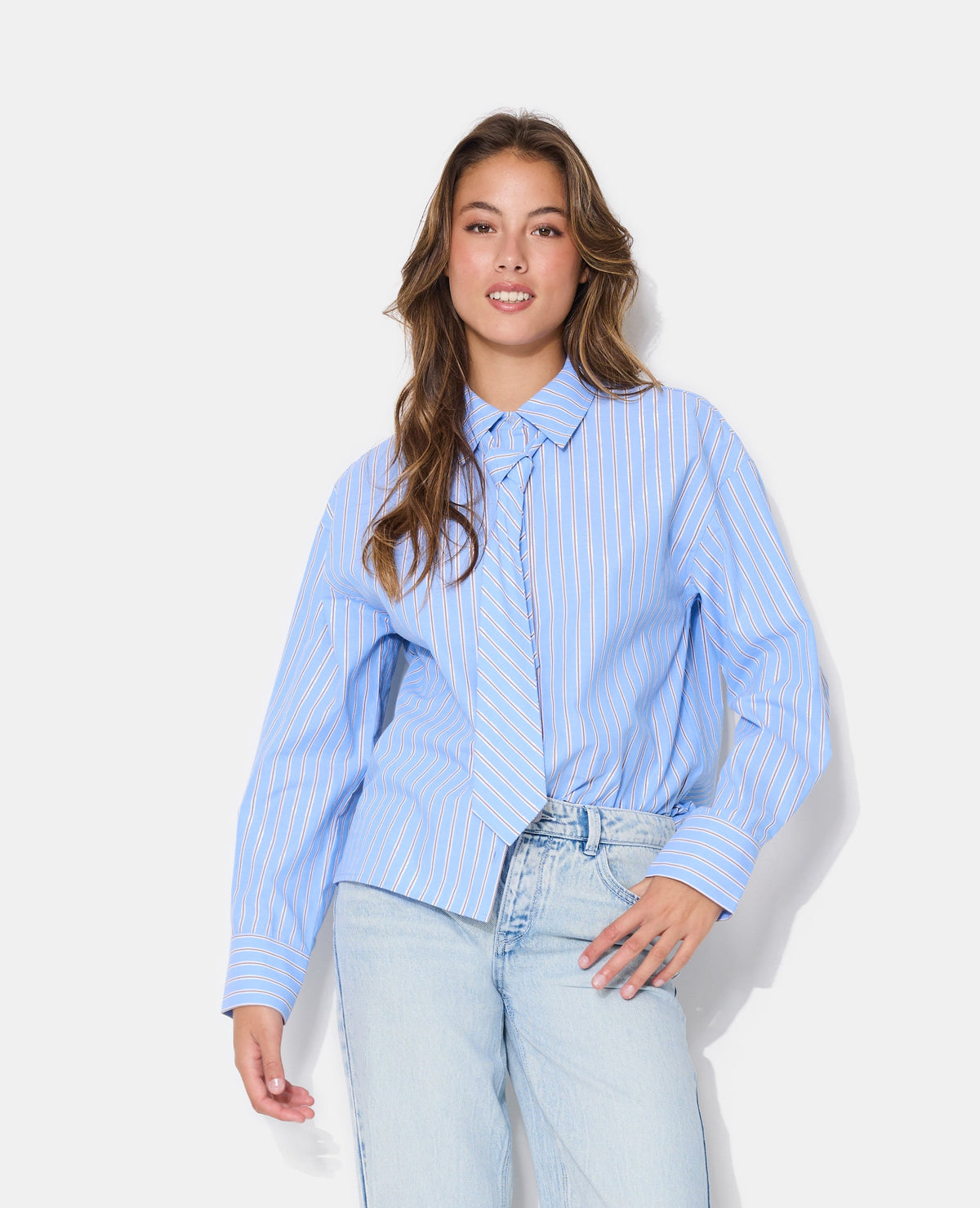 Chemise oversize rayée avec cravate