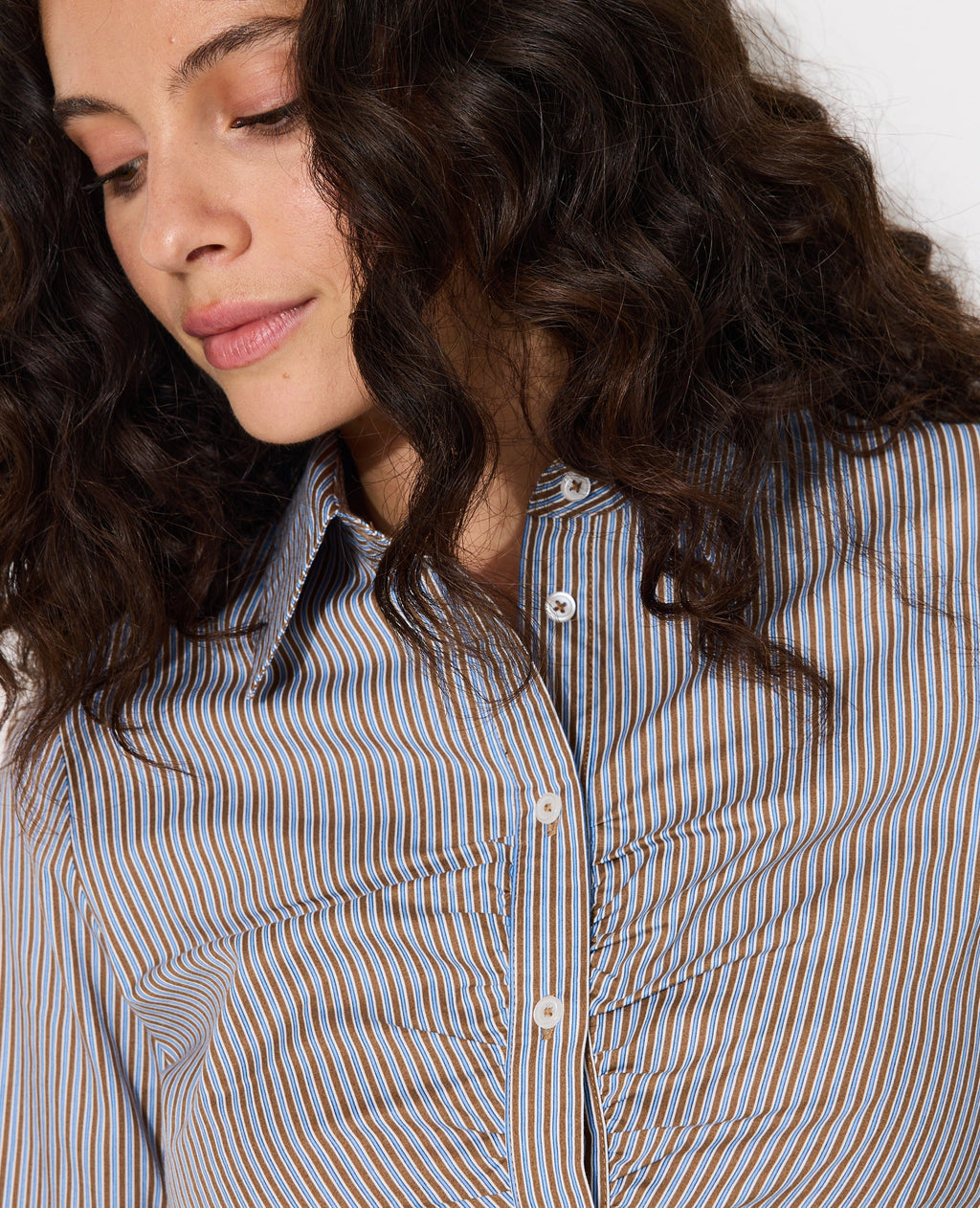 Chemise fittée rayée avec fronces