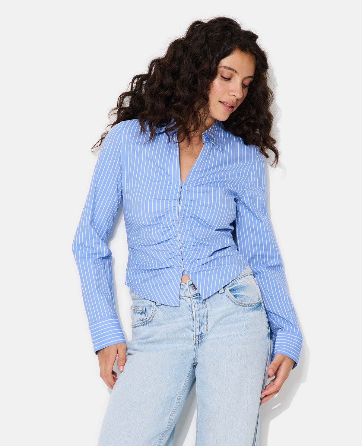 Chemise fittée rayée avec fronces et agrafes
