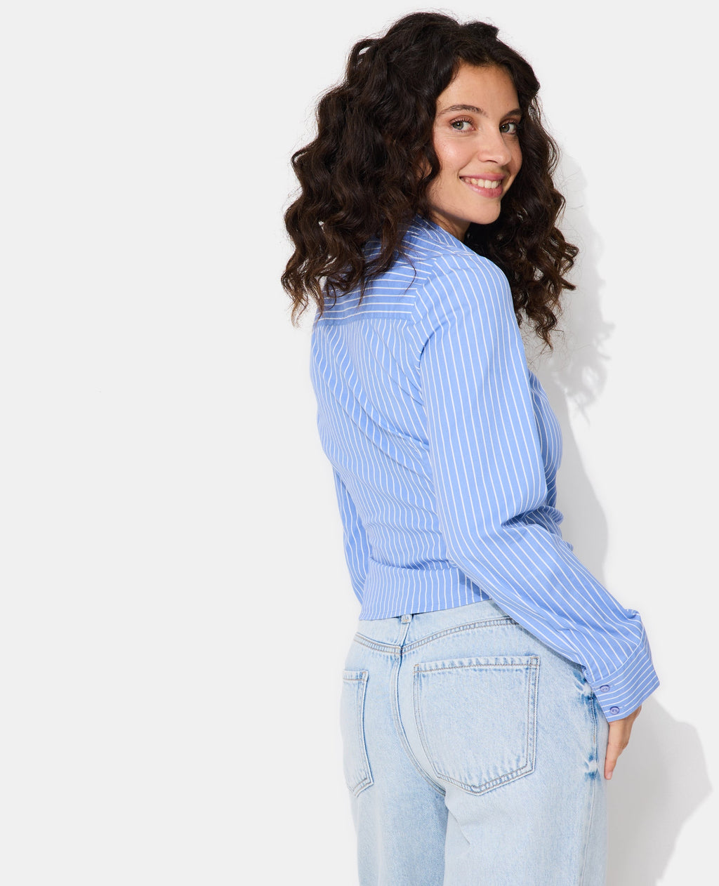 Chemise fittée rayée avec fronces et agrafes