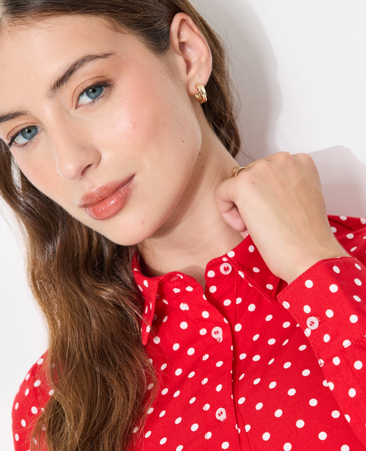 Chemise cintrée à pois avec taille élastiquée