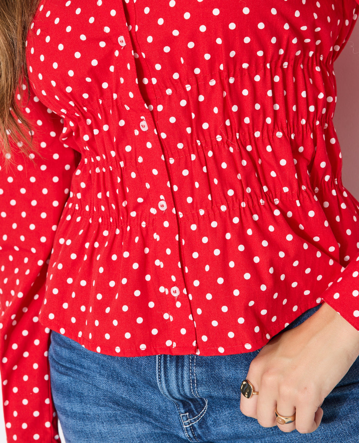 Chemise cintrée à pois avec taille élastiquée