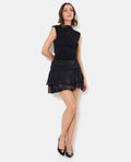 Jupe courte en voile brillant avec drapés et volants