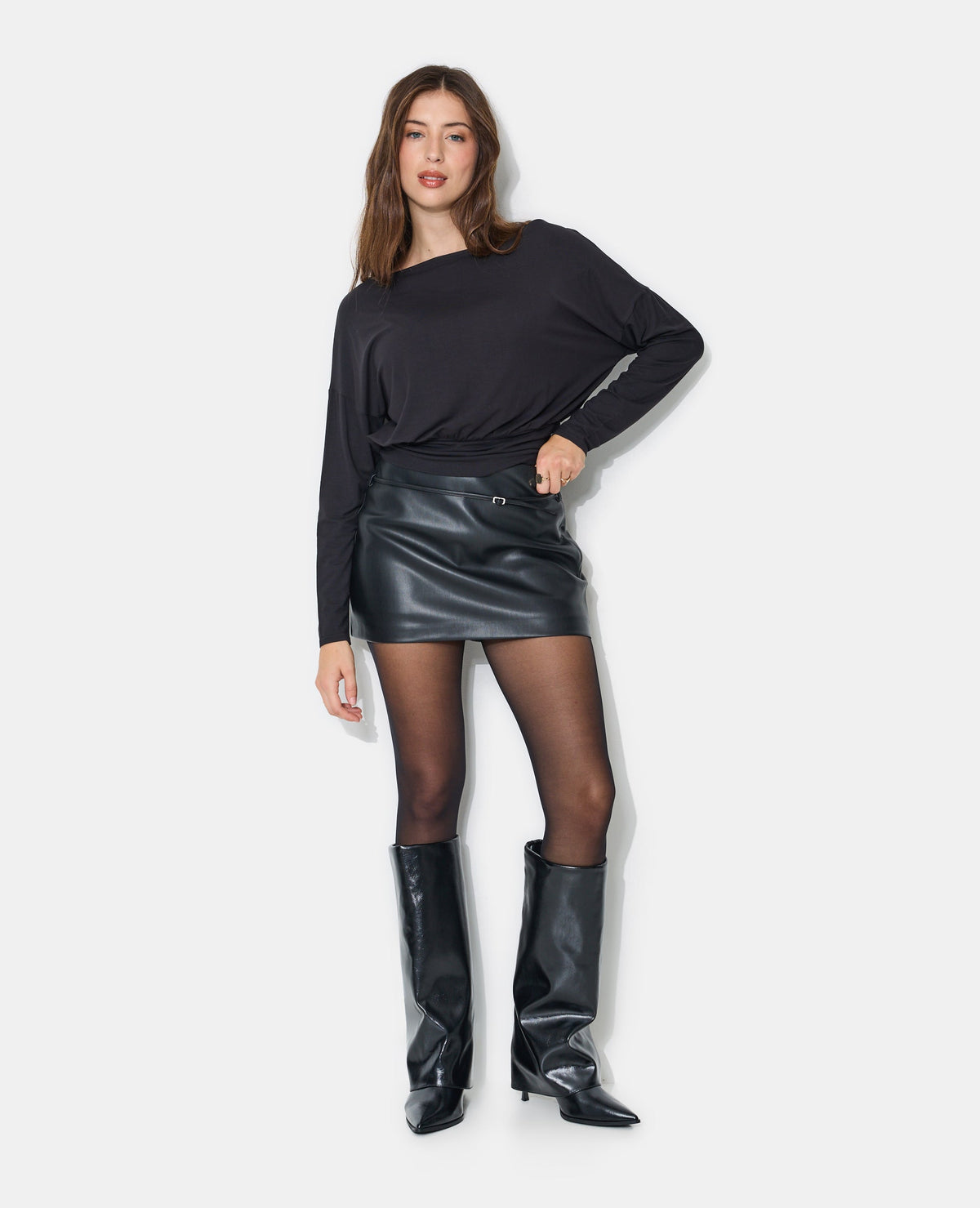 Jupe-short en simili avec ceinture fine
