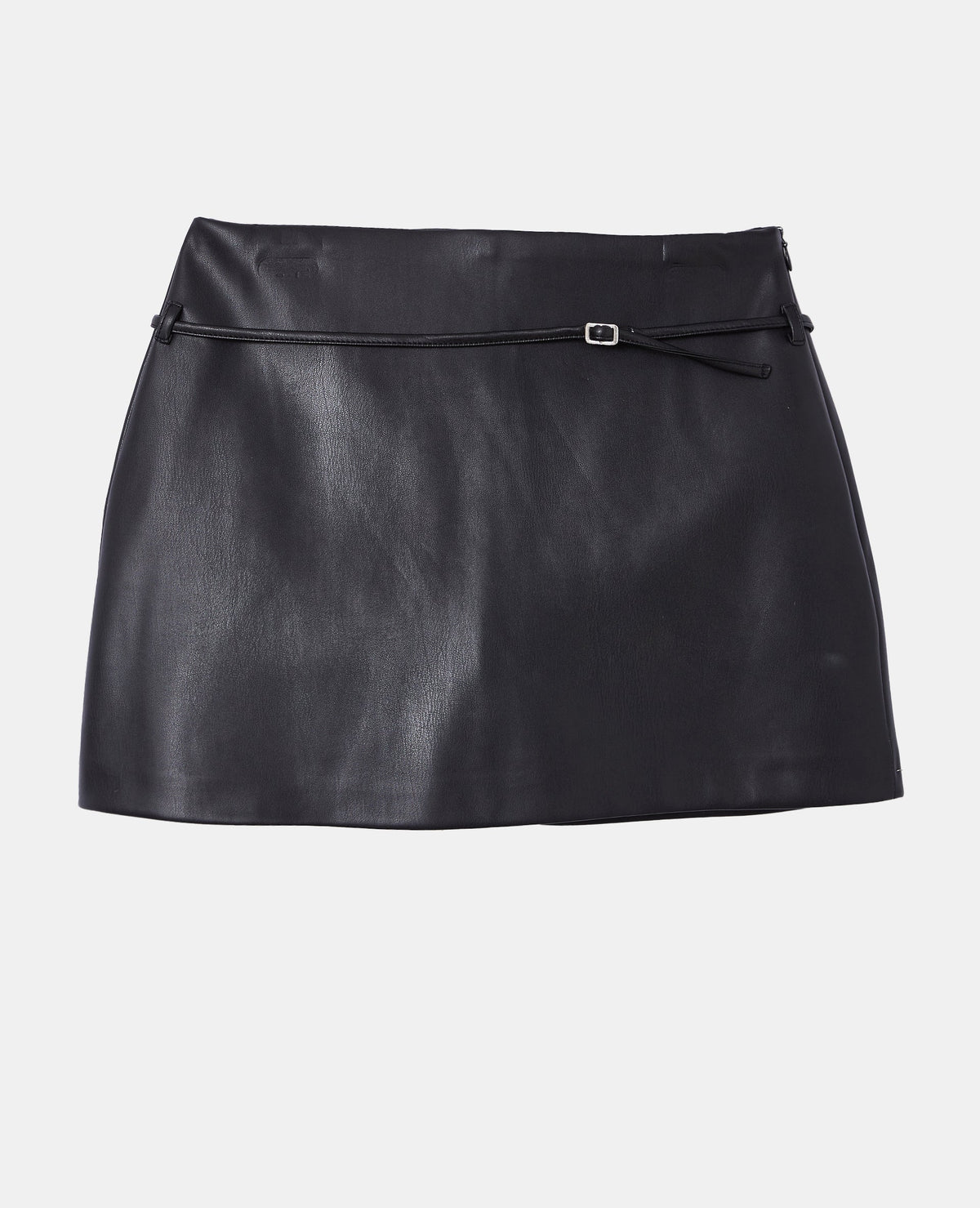 Jupe-short en simili avec ceinture fine