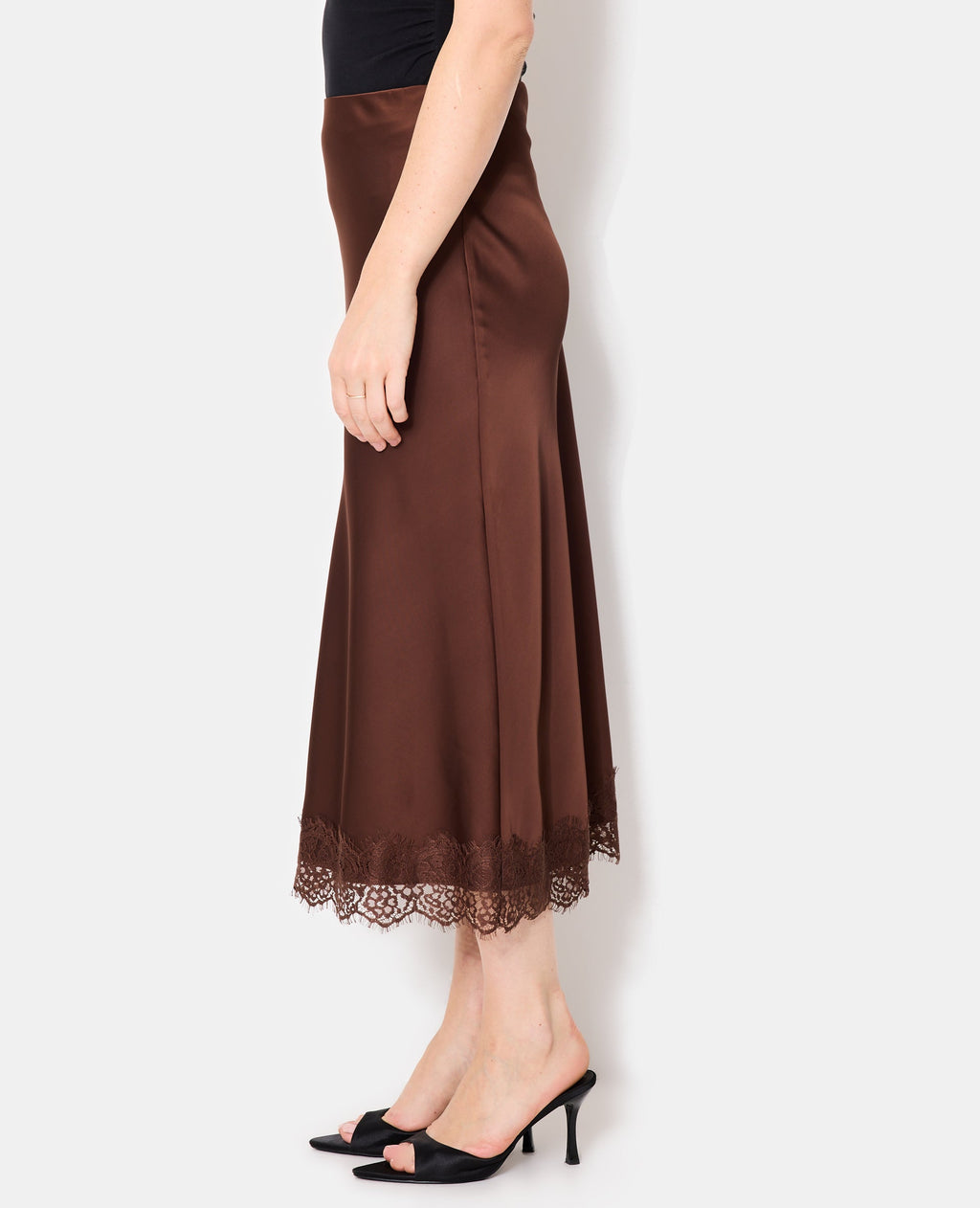 Jupe longue en satin avec galon dentelle