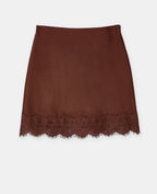 Jupe courte en satin avec galon dentelle