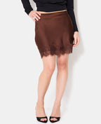 Jupe courte en satin avec galon dentelle