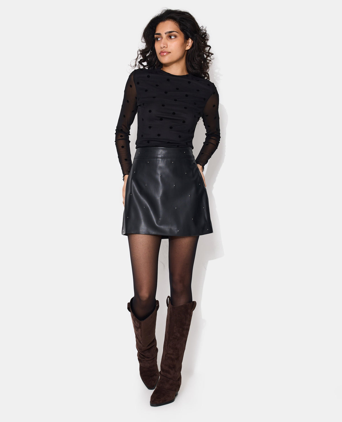 Jupe courte en simili avec mini-clous