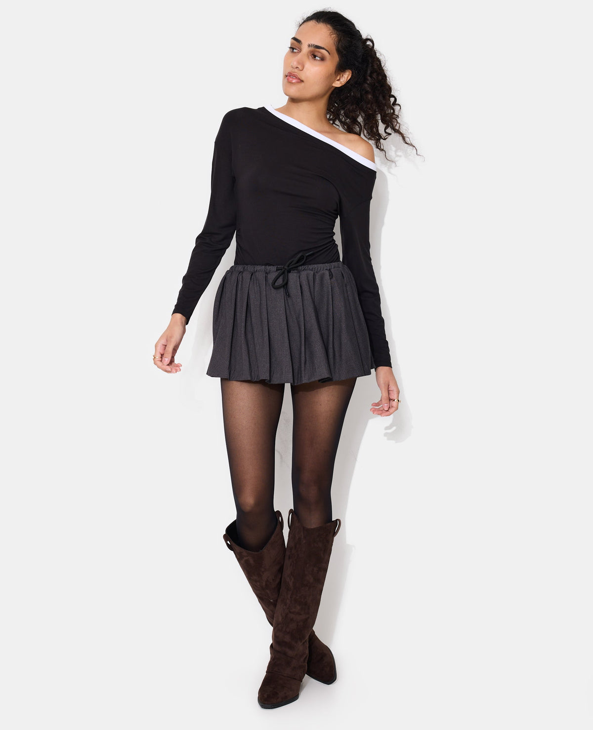 Jupe mini plissée avec ceinture cordon