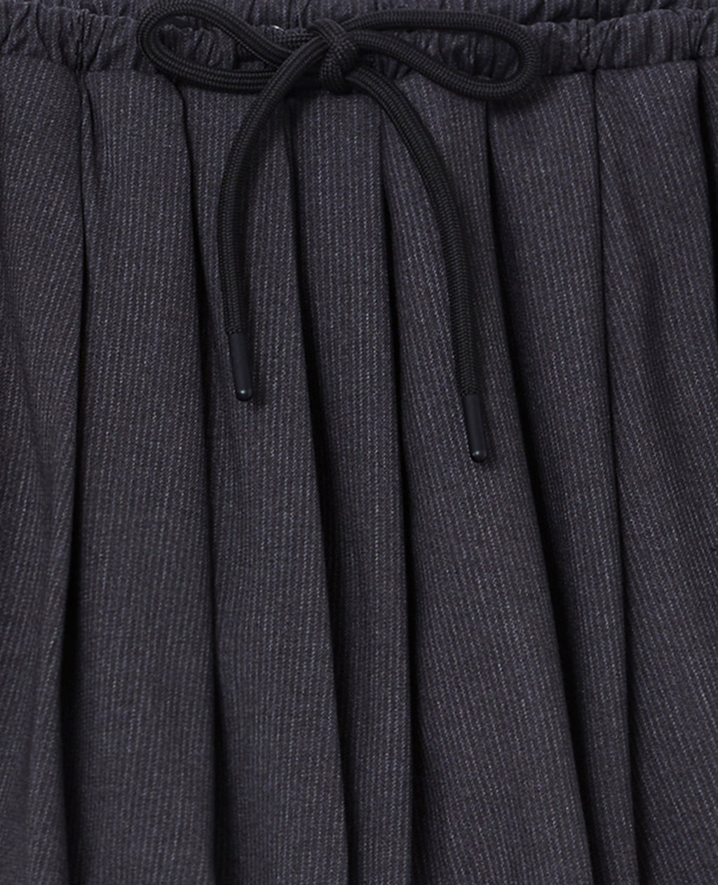 Jupe mini plissée avec ceinture cordon