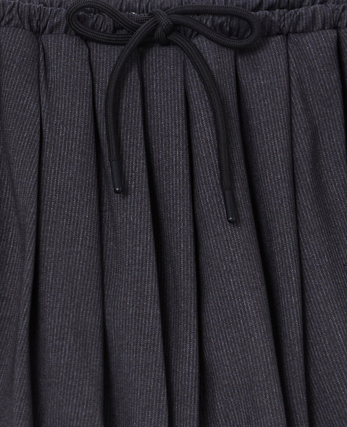 Jupe mini plissée avec ceinture cordon
