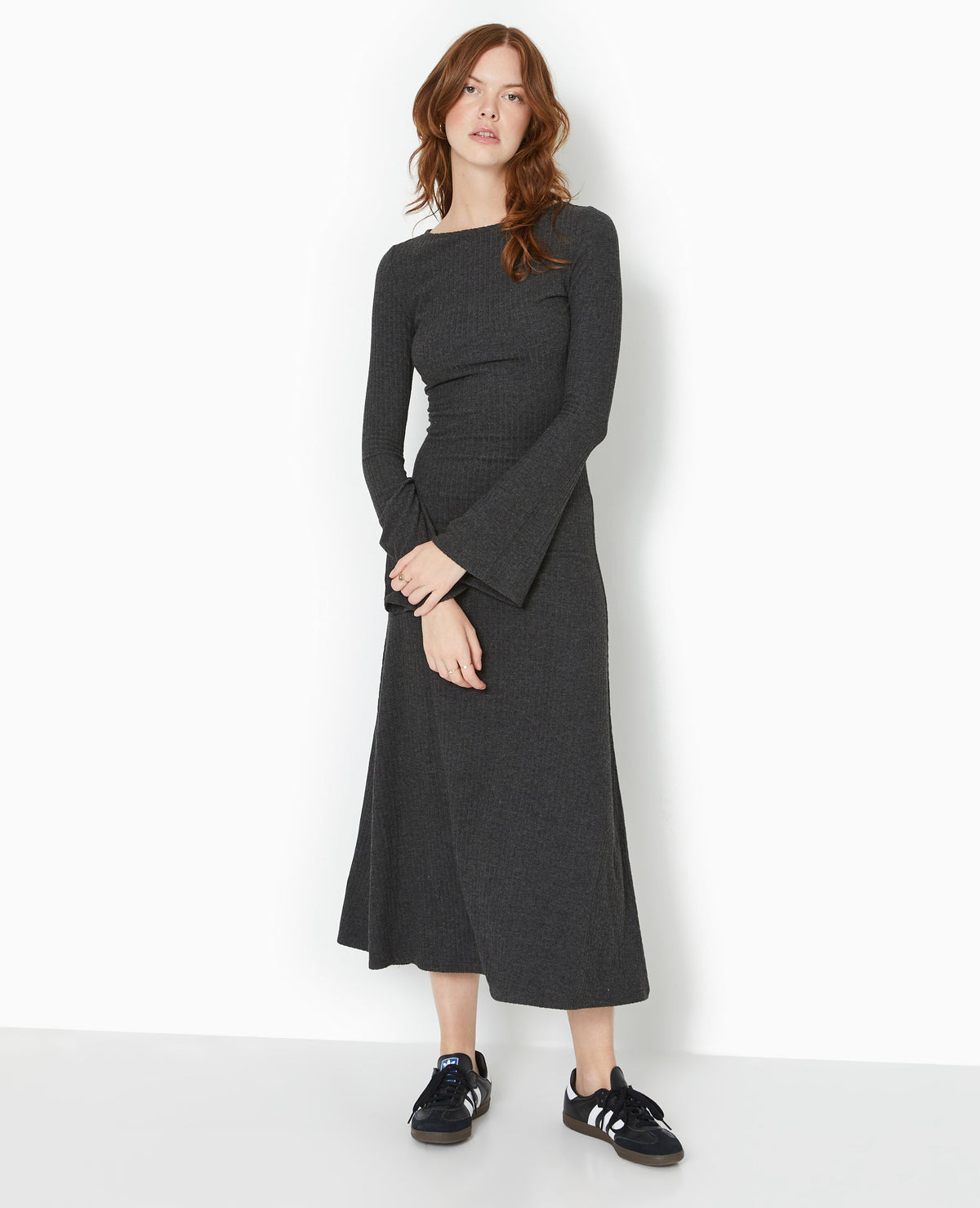 Robe longue évasée en maille côtelée