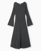 Robe longue évasée en maille côtelée