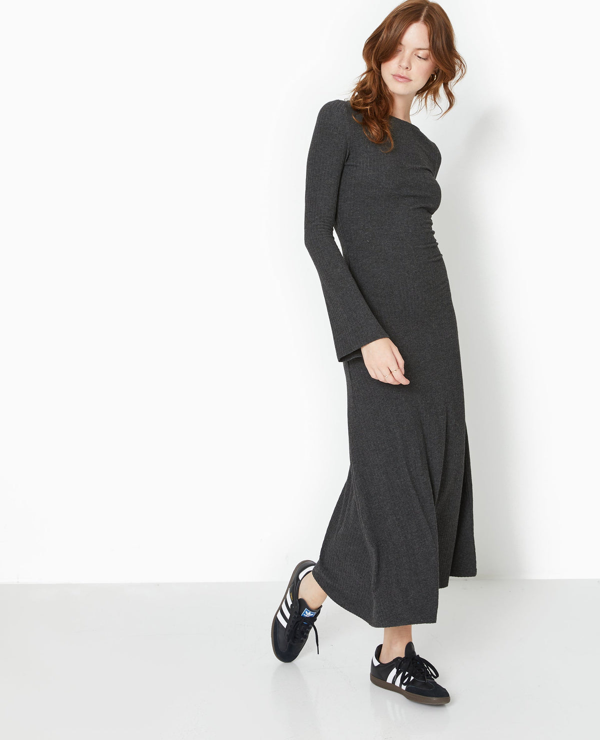 Robe longue évasée en maille côtelée
