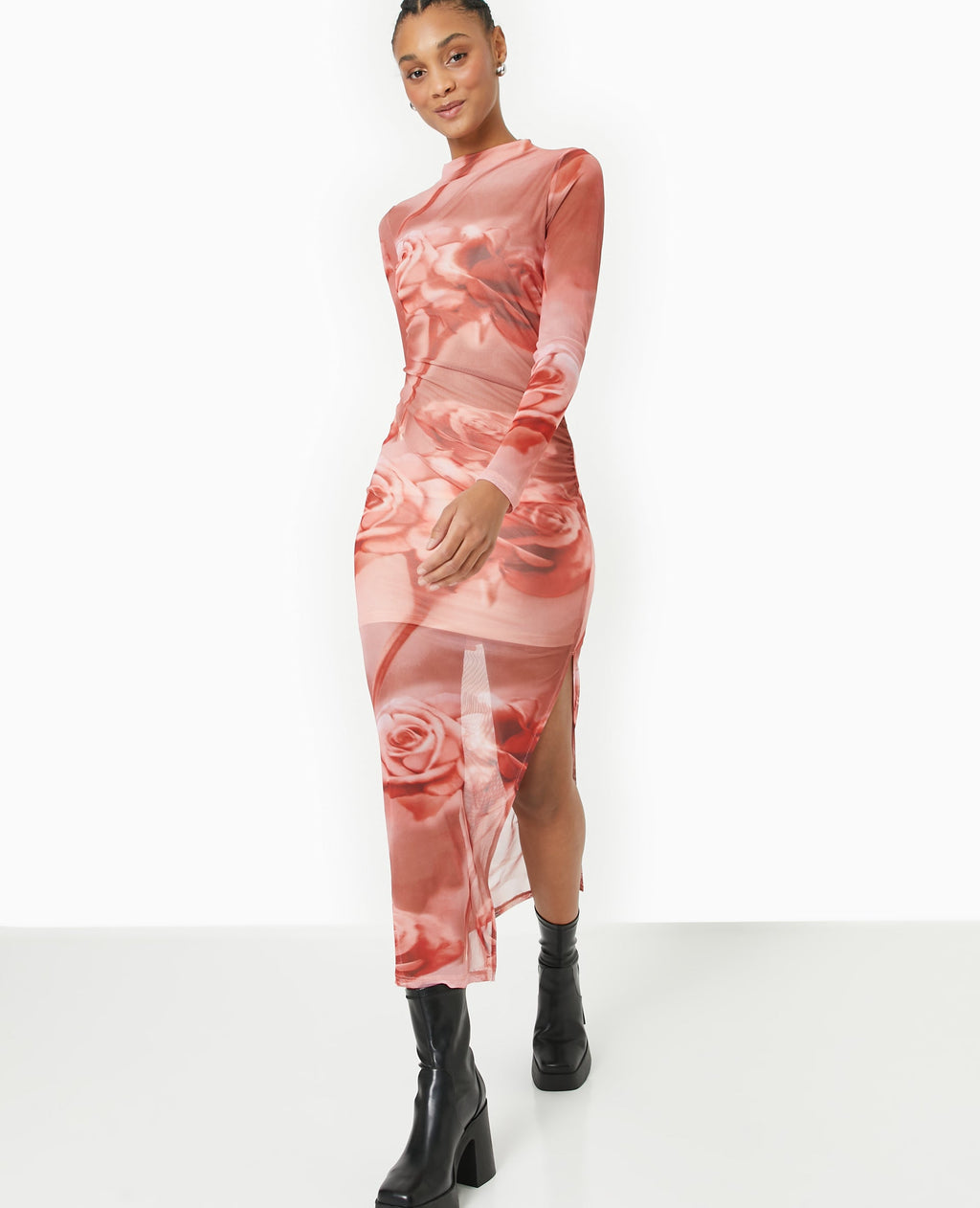 Robe longue en maille résille motif roses
