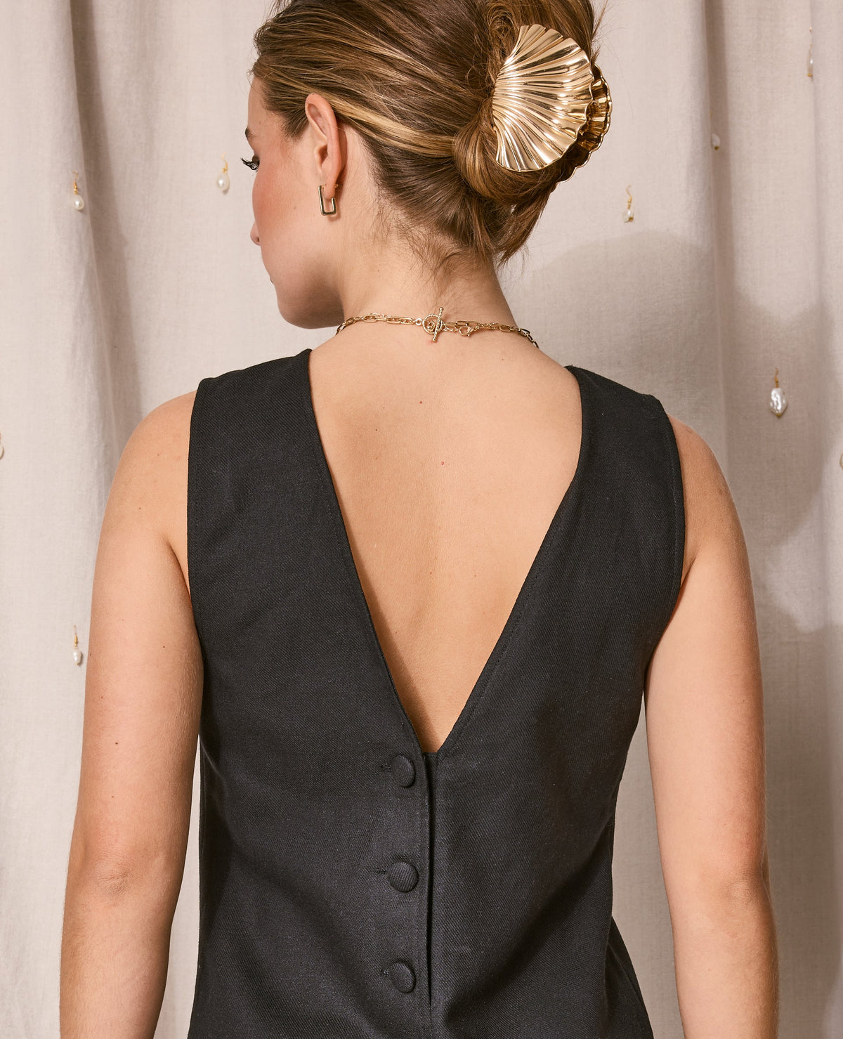 Robe courte lin avec dos dégagé et boutonné