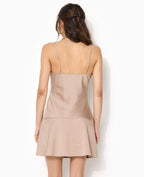 Robe courte en tissu satiné col bénitier