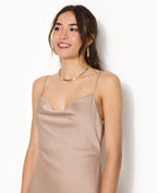 Robe courte en tissu satiné col bénitier