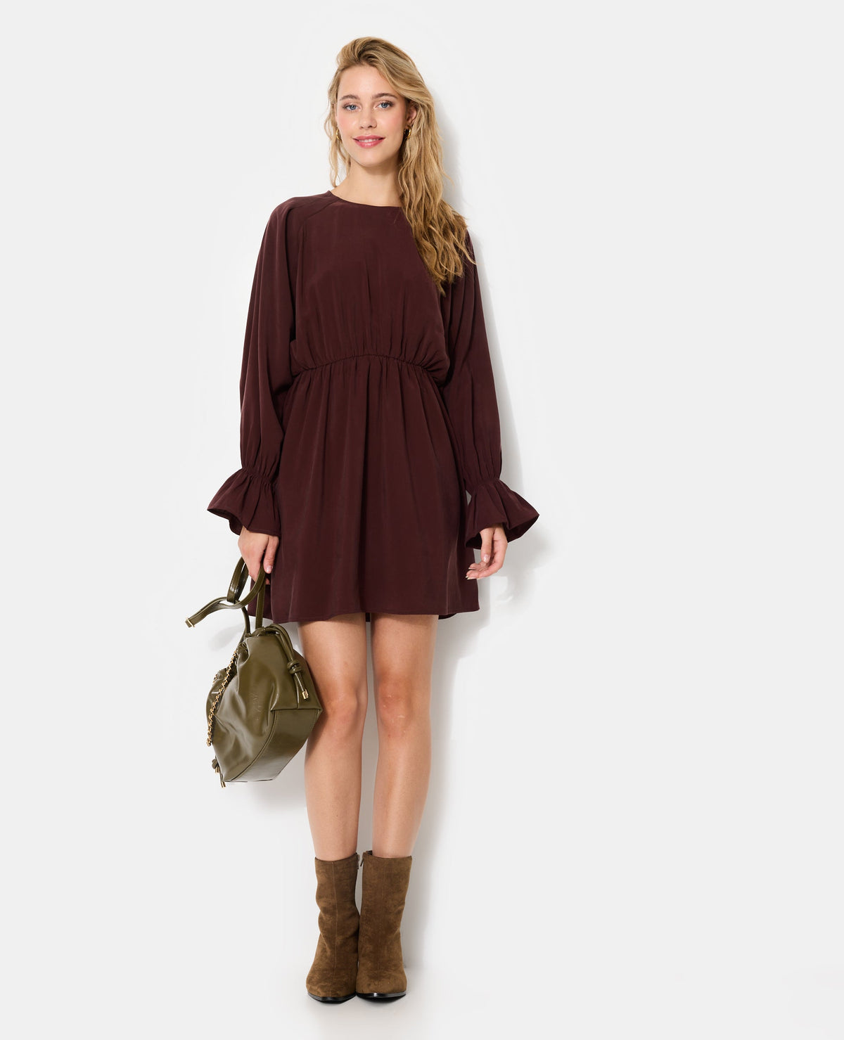 Robe courte avec taille élastiquée en tissu fluide