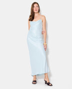 Robe longue en satin encolure bénitier