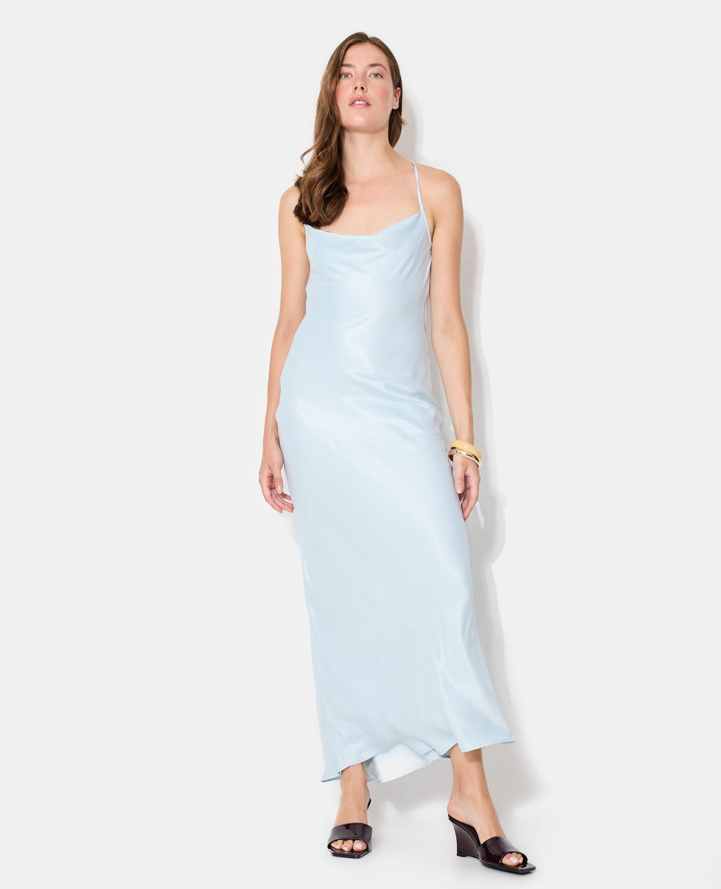 Robe longue en satin encolure bénitier