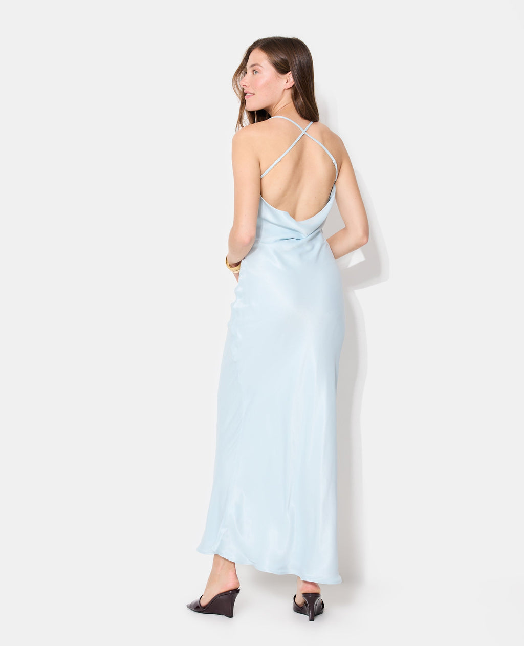 Robe longue en satin encolure bénitier
