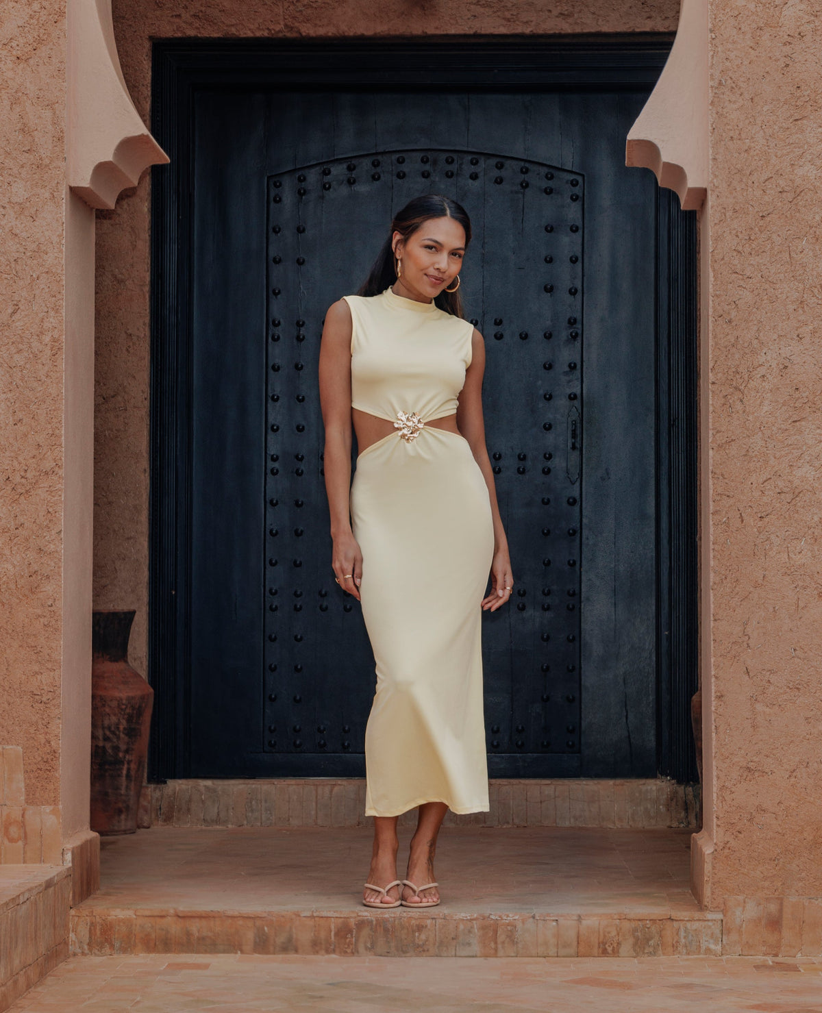 Robe longue avec découpe taille et détail bijou