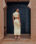 Robe longue avec découpe taille et détail bijou