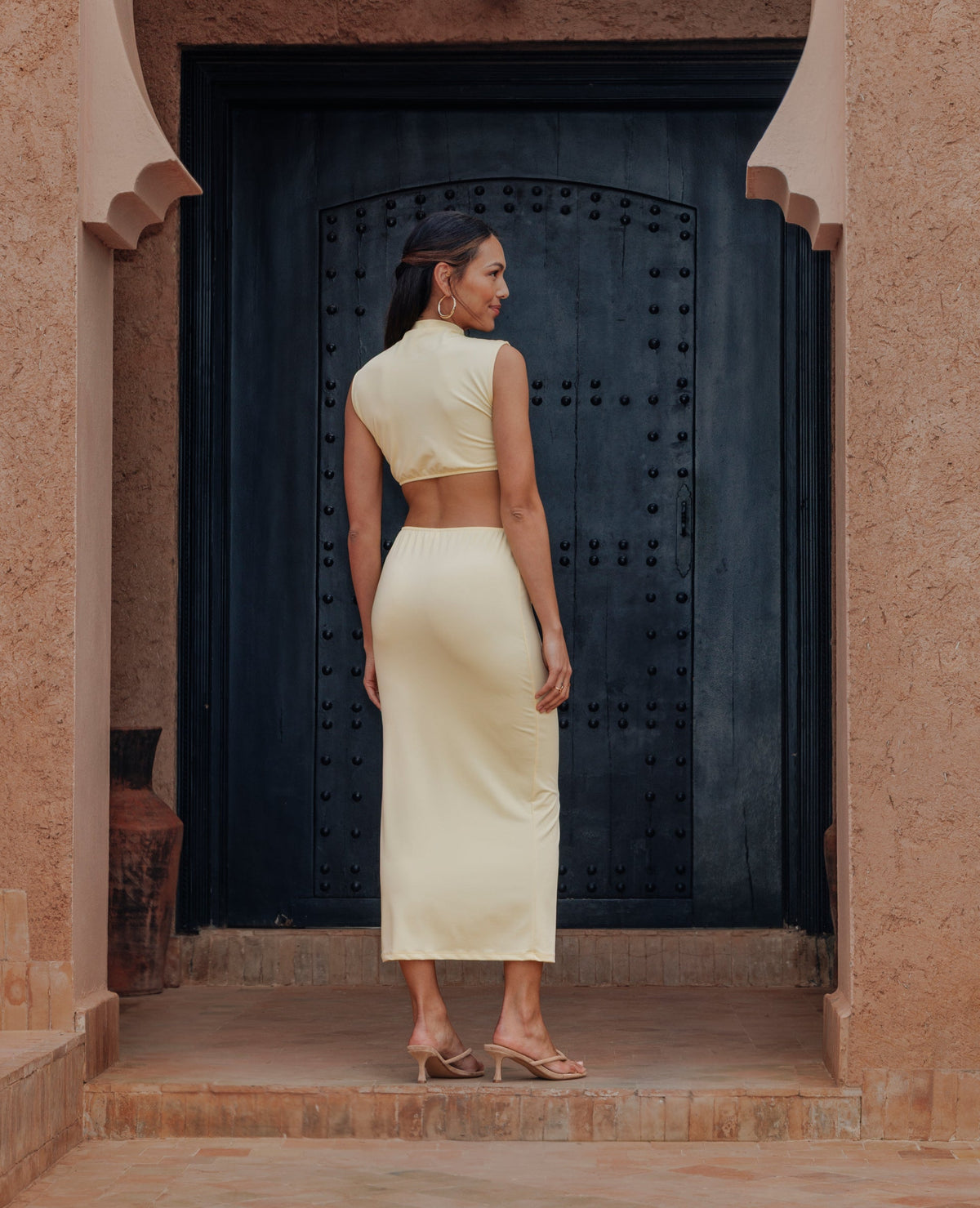 Robe longue avec découpe taille et détail bijou