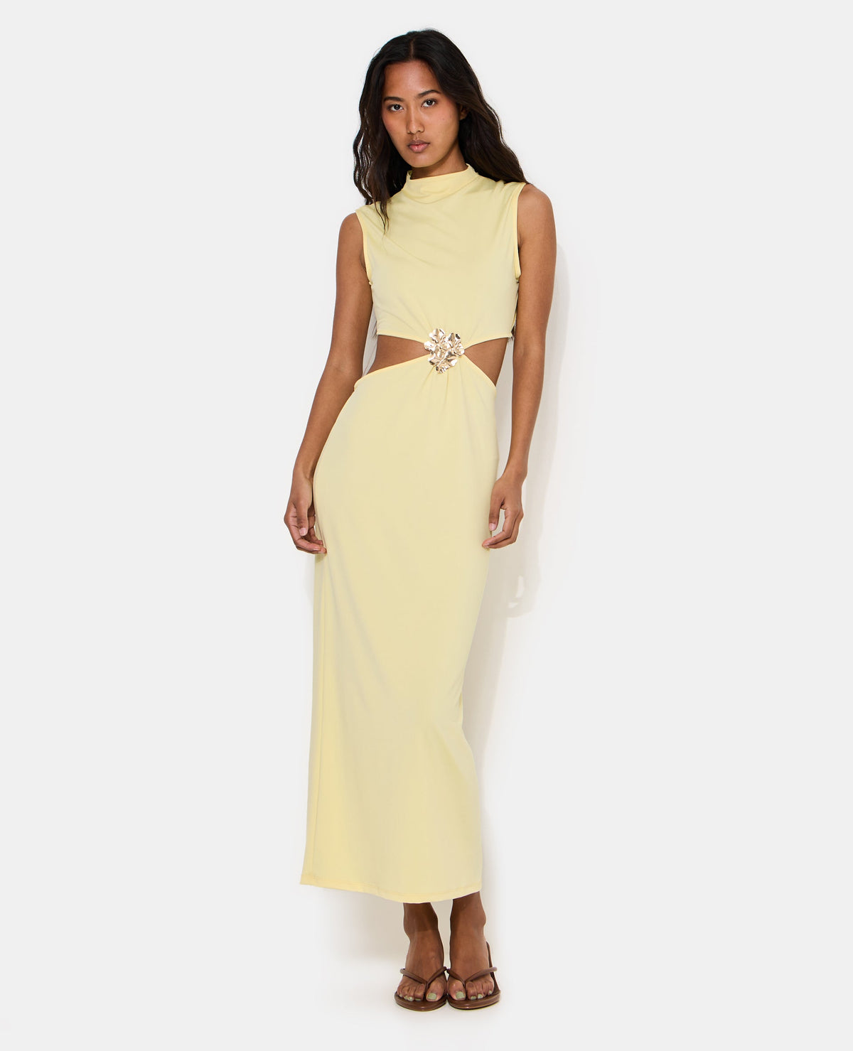 Robe longue avec découpe taille et détail bijou