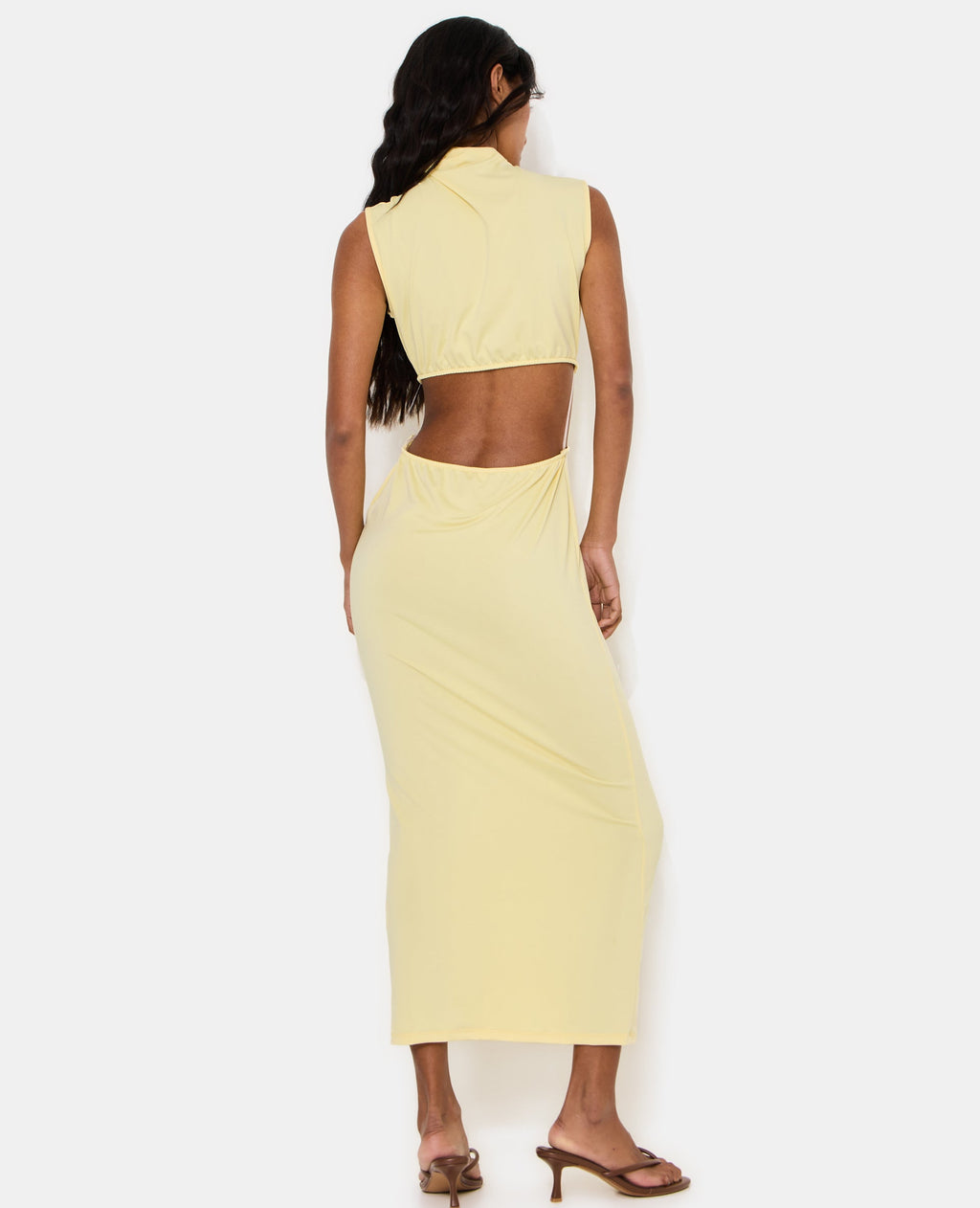 Robe longue avec découpe taille et détail bijou