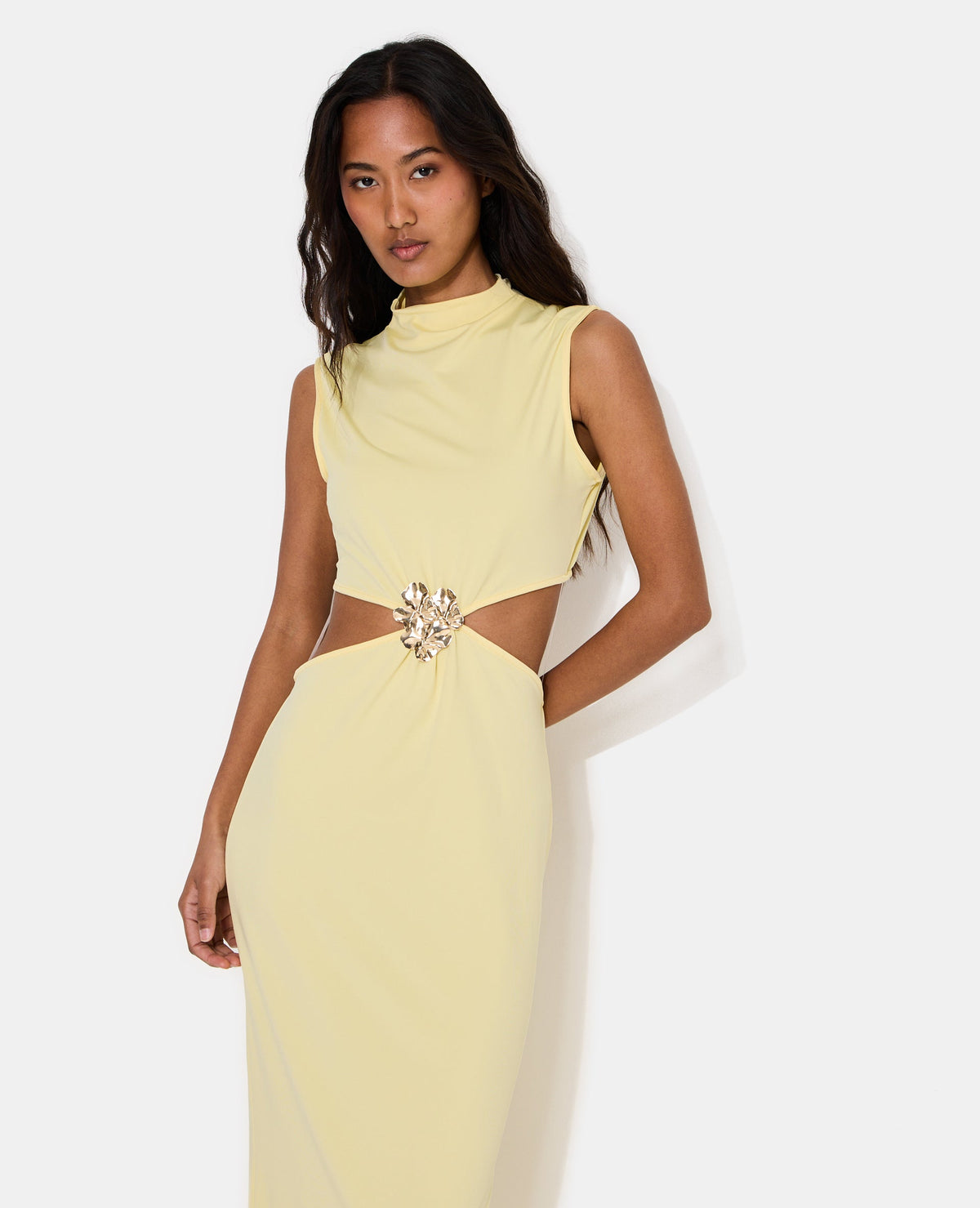 Robe longue avec découpe taille et détail bijou