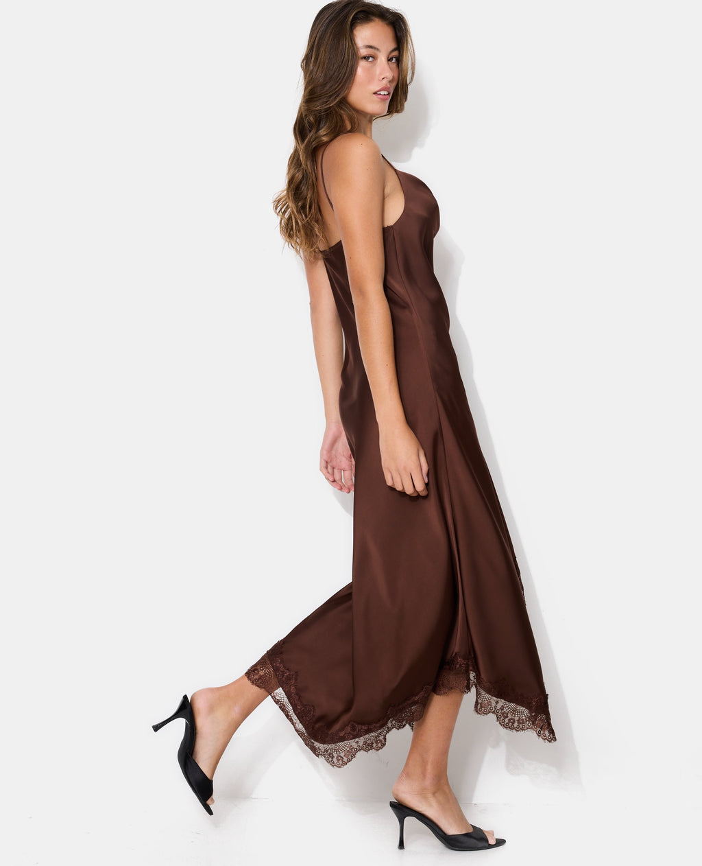 Robe longue satin avec galons dentelle