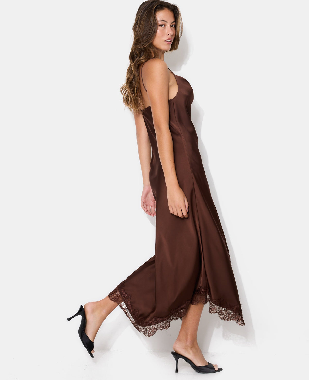 Robe longue satin avec galons dentelle