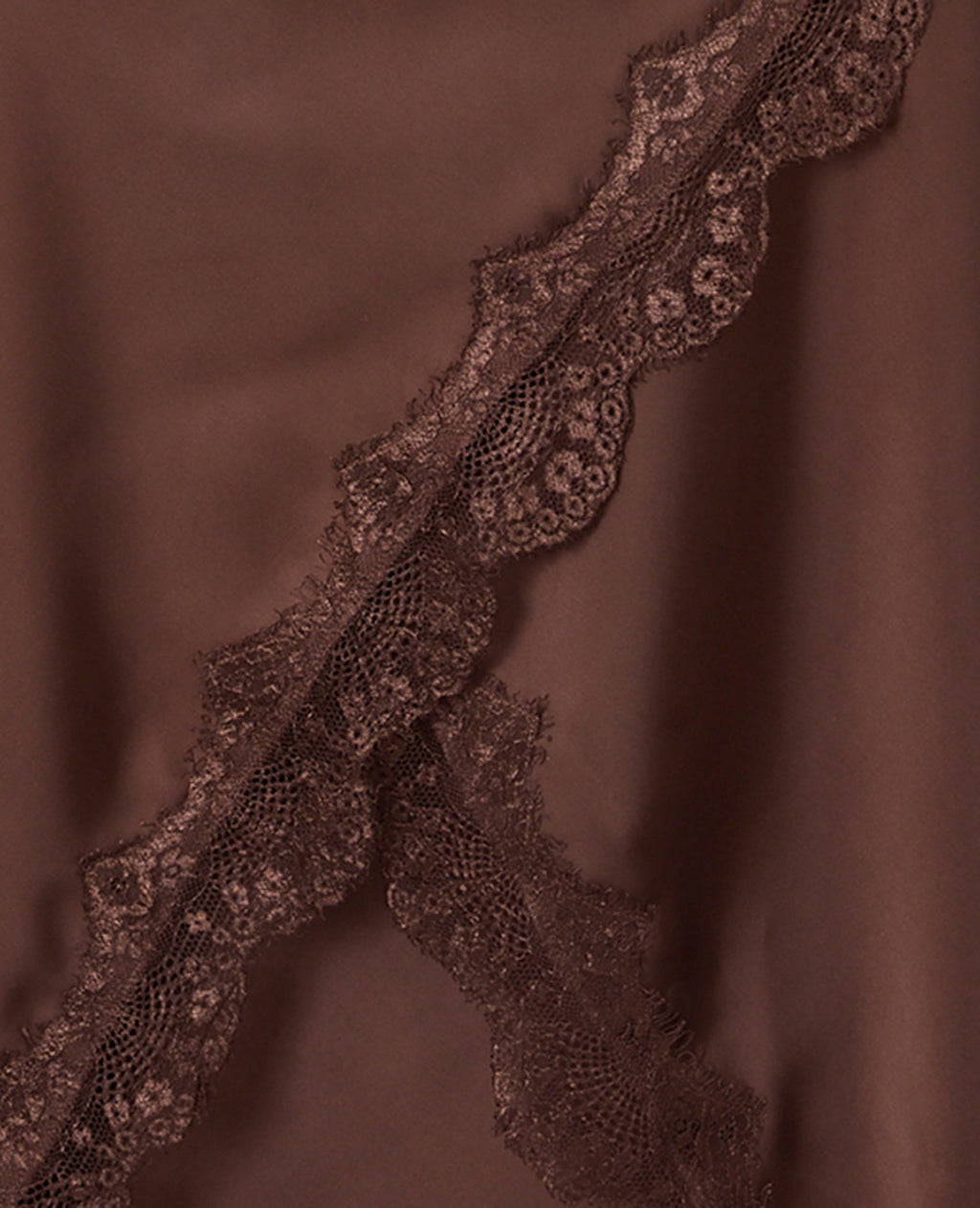 Robe longue satin avec galons dentelle