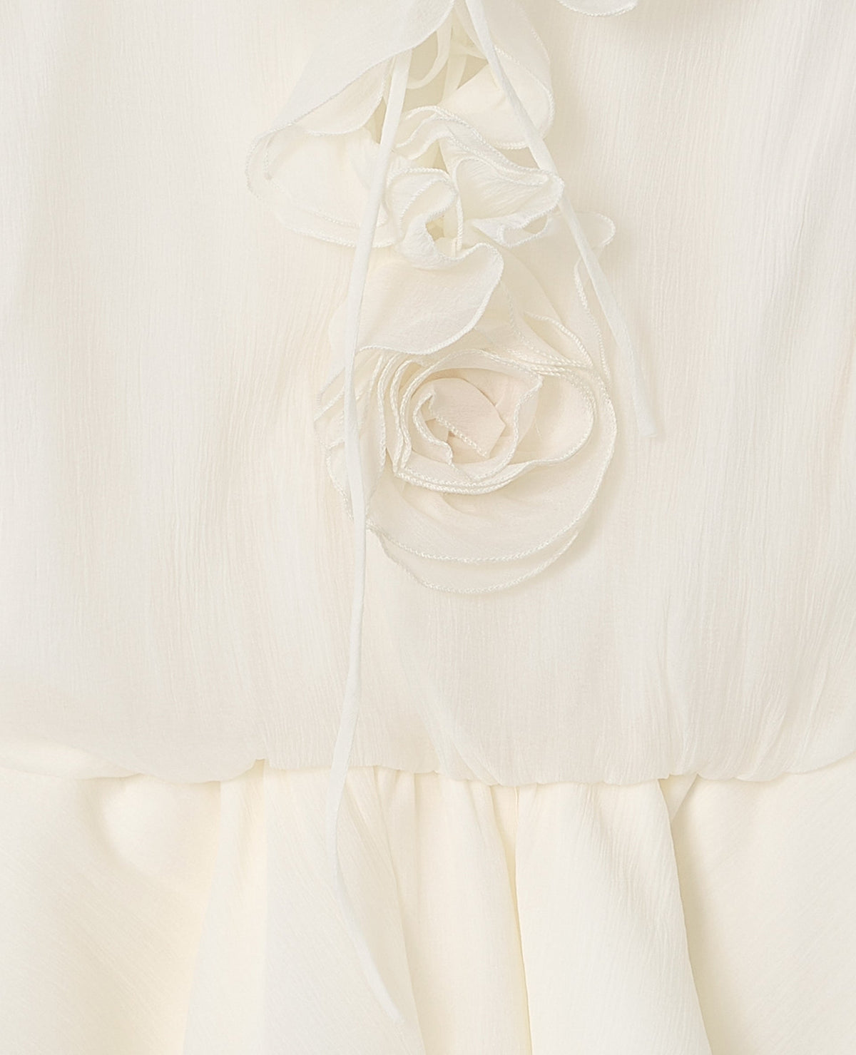 Robe courte en voile avec volants et fleurs