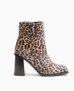 Boots à talons bouts carrés motif léopard