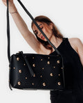 Sac boxy avec clous porté épaule