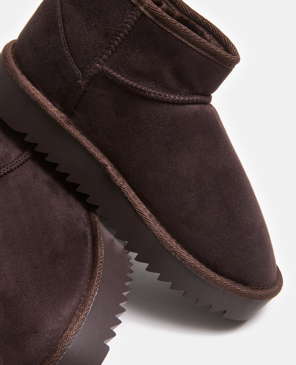 Bottes courtes fourrées en suédine