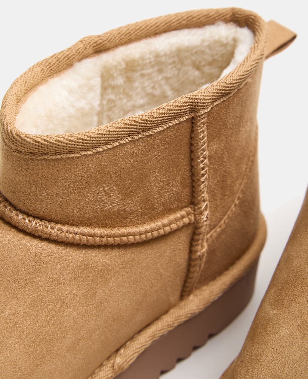 Bottes courtes fourrées en suédine